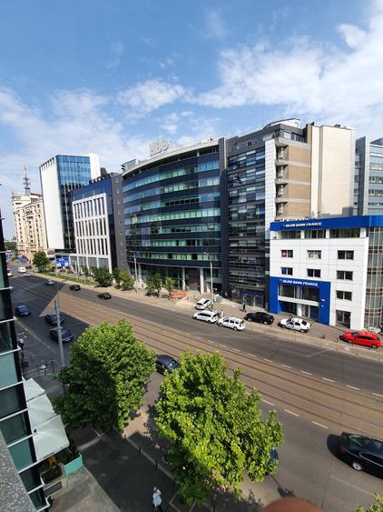 Apartament cu 4 camere semidecomandat în P-ța Victoriei