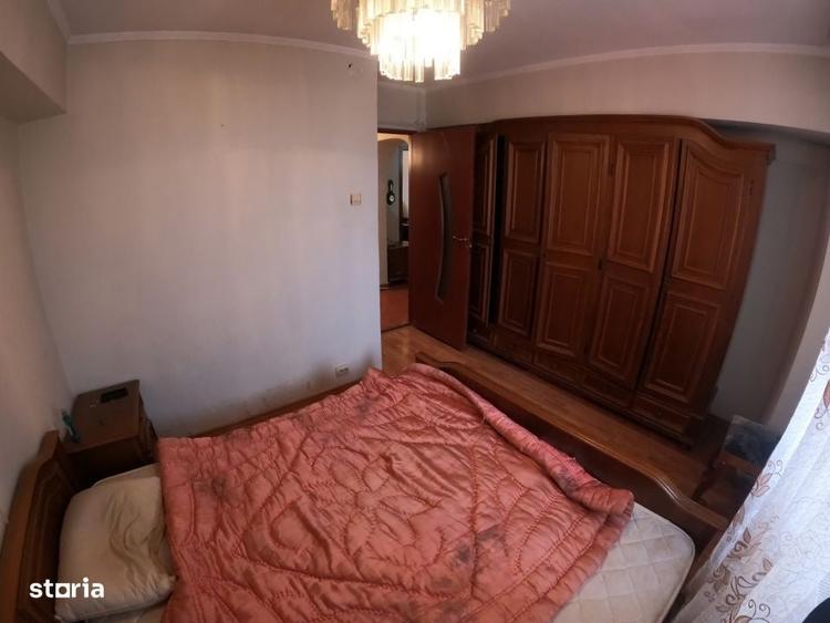 Apartament cu 3 camere decomandat în Uiești