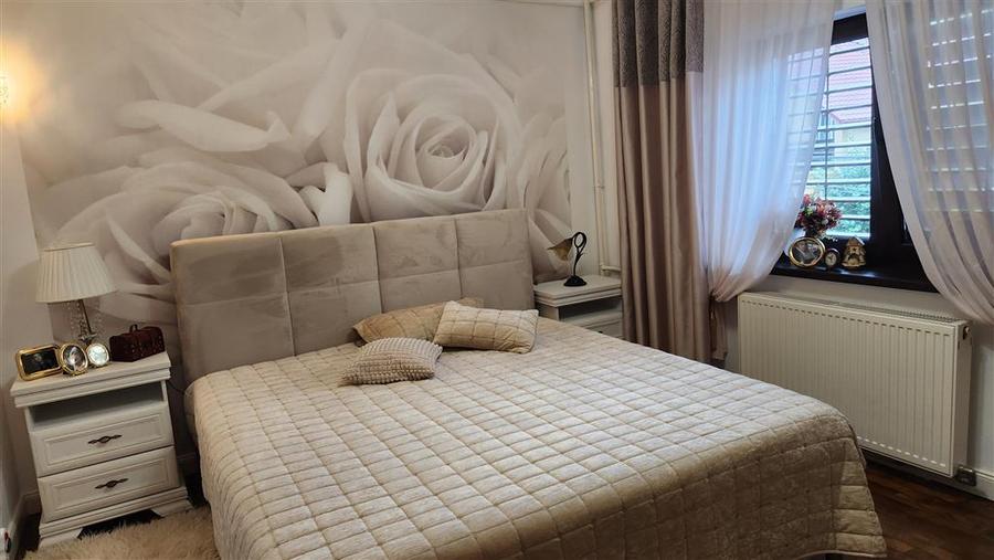 Casă individuală cu 8 camere cu Canalizare în Ultracentral