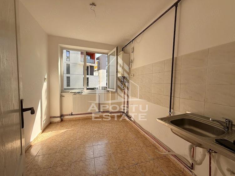 Apartament cu 3 camere semidecomandat în Take Ionescu
