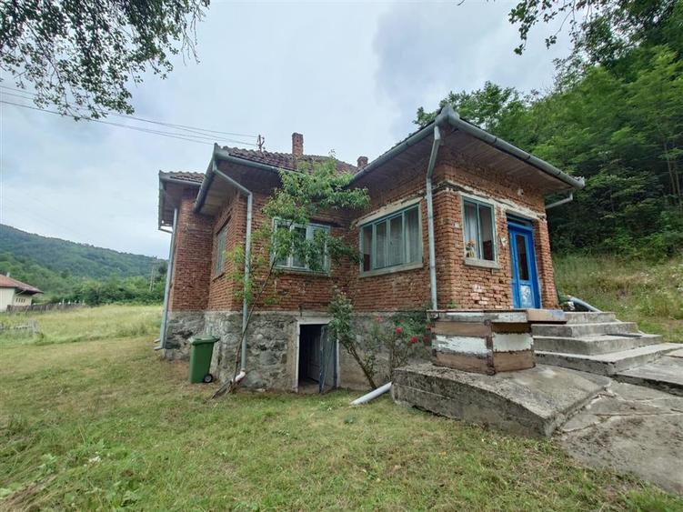 Casă individuală cu 4 camere cu Teren 9563 Mp în Exterior Nord