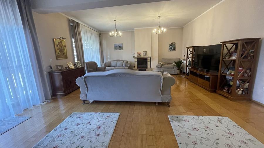 Casă individuală cu 6 camere cu Canalizare în Mehala