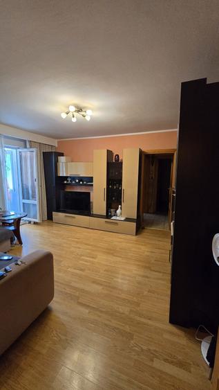 Apartament cu 2 camere semidecomandat în Craiovița Nouă