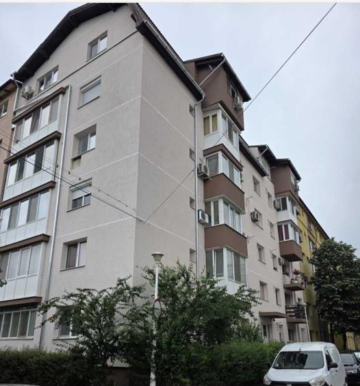 Apartament cu 3 camere semidecomandat în Șagului
