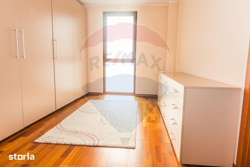 Casă cu 6 camere cu Teren 1071 Mp în Central