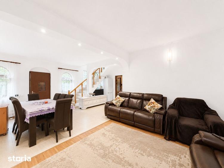 Casă cu 7 camere cu Teren 255 Mp în Central