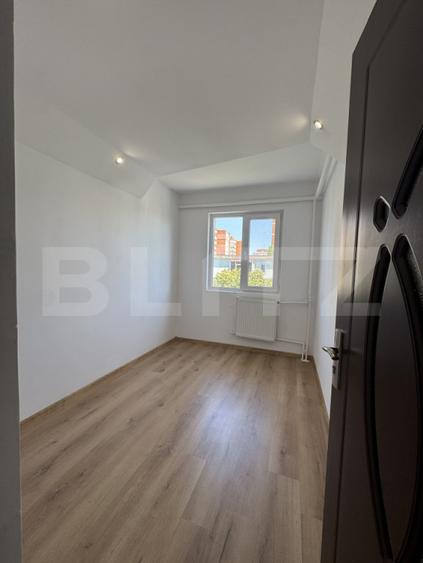 Apartament cu 3 camere semidecomandat în Central