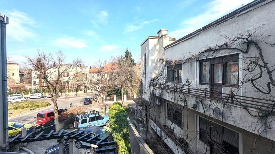 Apartament cu 6 camere semidecomandat în Dorobanți