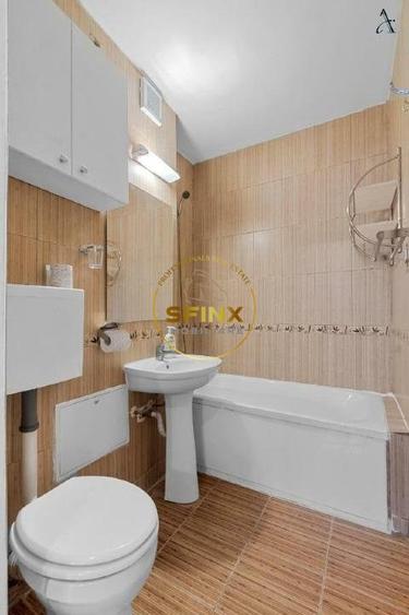 Apartament cu 3 camere semidecomandat, mobilat în P-ța Victoriei