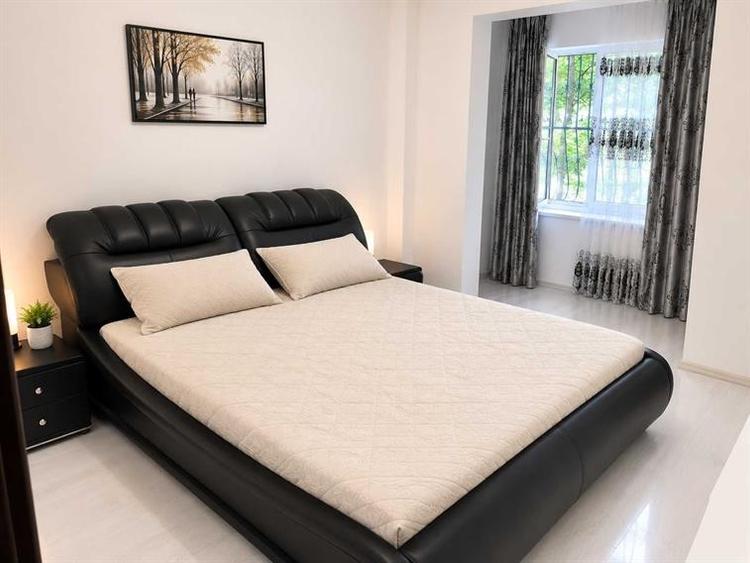 Apartament cu 5 camere decomandat în Titan