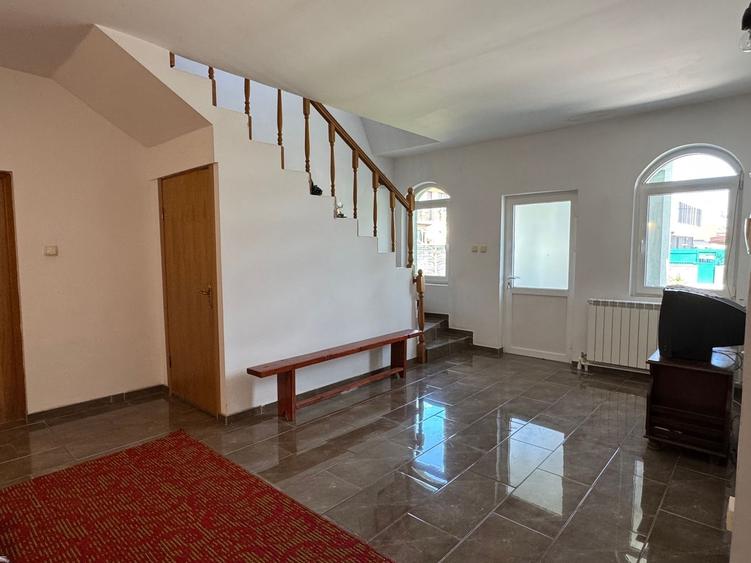 Casă individuală cu 6 camere cu Canalizare în Lazu