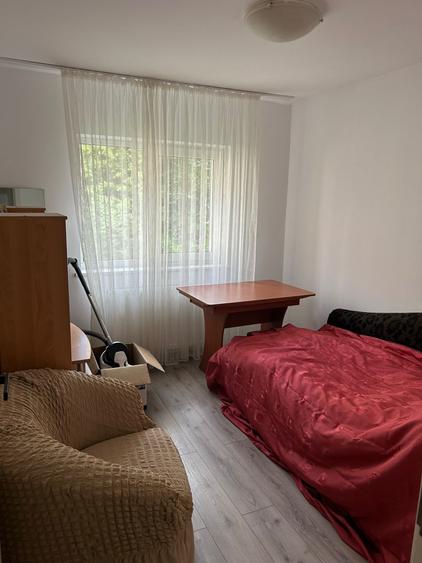 Apartament cu 3 camere semidecomandat în Centrul Civic