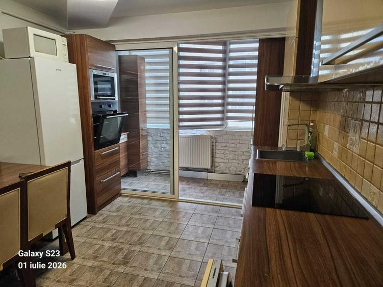 Apartament cu 3 camere decomandat în Exterior Vest