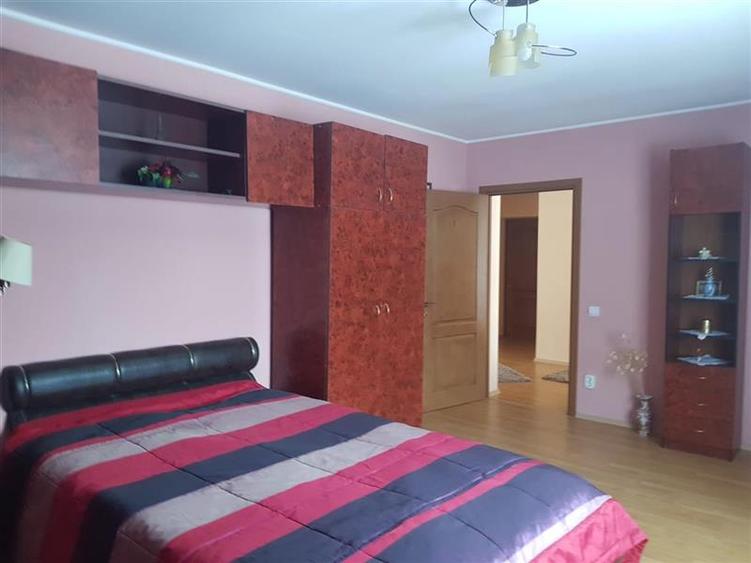 Casă individuală cu 5 camere cu Canalizare în Central