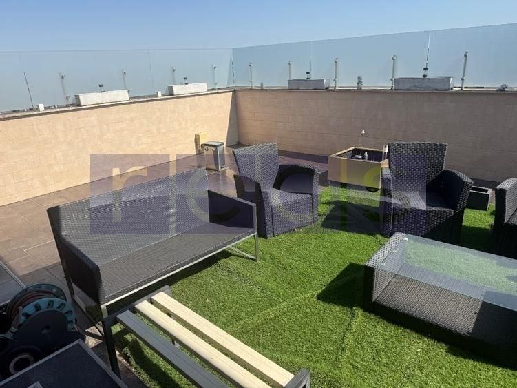 Penthouse cu 4 camere decomandat, mobilat în Central