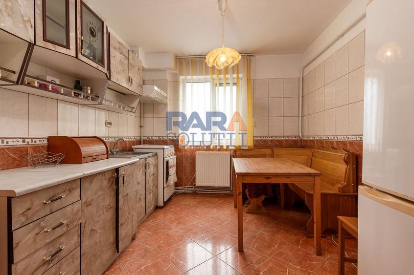 Apartament cu 3 camere semidecomandat, mobilat în Central