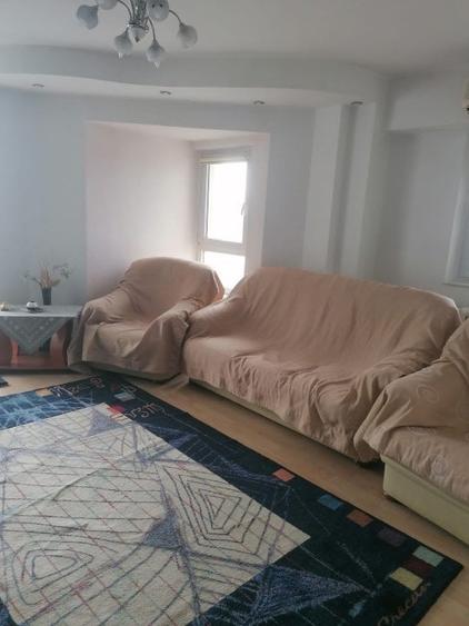 Apartament cu 3 camere decomandat în Far