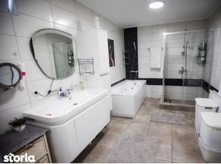 Casă cu 6 camere cu Teren 421 Mp în Central
