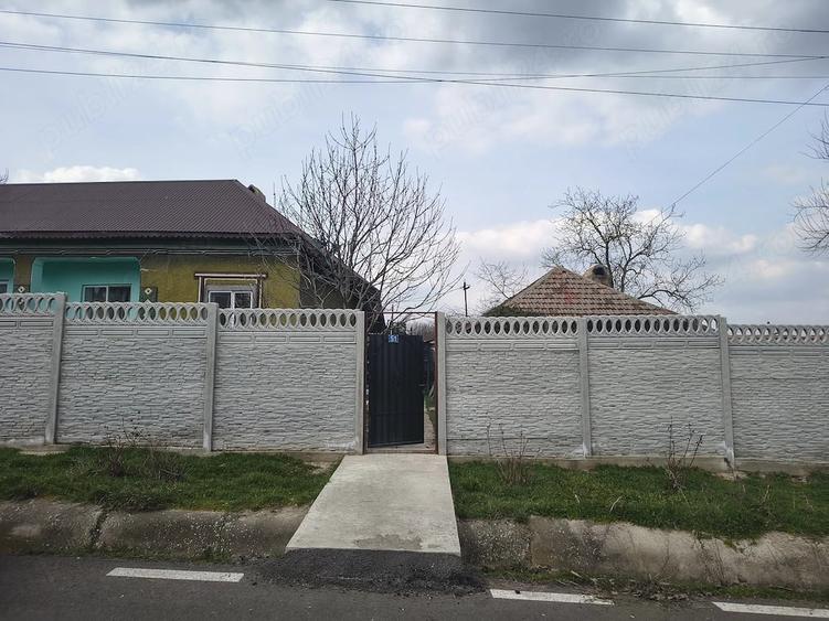 Casă cu 4 camere cu Teren 2500 Mp în Central