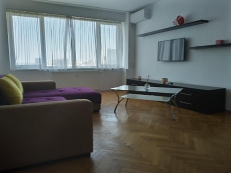 Apartament cu 3 camere semidecomandat în Sala Palatului