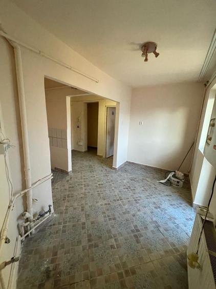 Apartament cu 2 camere semidecomandat în Carei