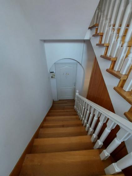 Casă individuală cu 12 camere cu Canalizare în Nord
