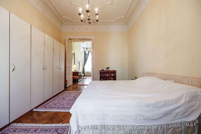 Apartament cu 3 camere semidecomandat, mobilat în Ultracentral