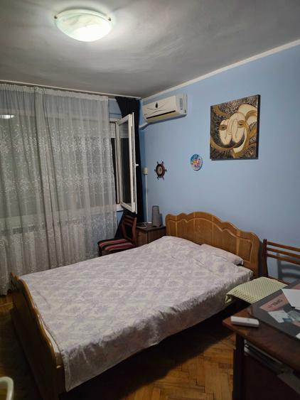 Apartament cu 3 camere semidecomandat în Exterior Vest