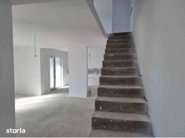 Casă cu 5 camere cu Teren 360 Mp în Malu Mare