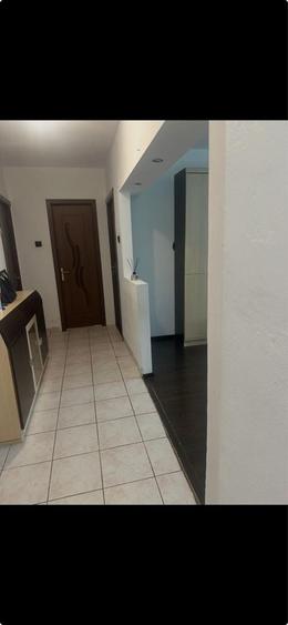 Apartament cu 3 camere decomandat, mobilat în Nicolina