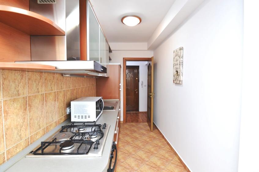 Apartament cu 3 camere semidecomandat în Victoriei