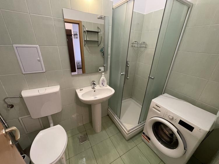 Apartament cu 3 camere semidecomandat, mobilat în Titan