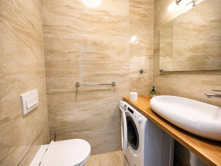 Apartament cu 3 camere decomandat, mobilat în Tractorul