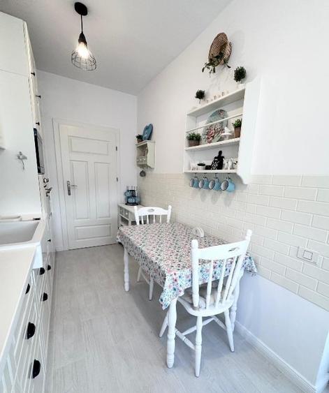 Apartament cu 3 camere semidecomandat, mobilat în Apărătorii Patriei