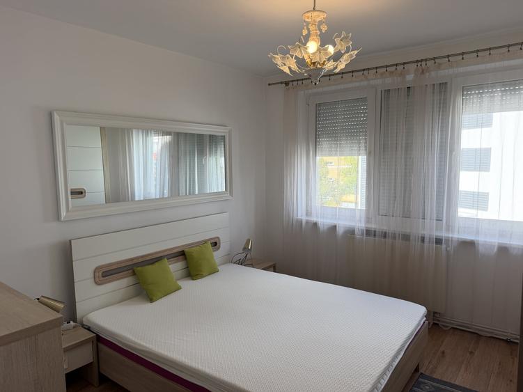 Apartament cu 3 camere decomandat, mobilat în Central