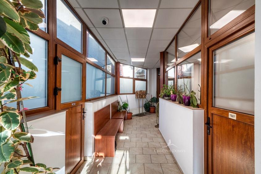 Casă individuală cu 9 camere cu Teren 150 Mp în Parcul Carol