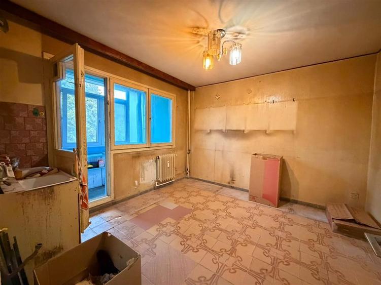 Apartament cu 3 camere semidecomandat în Podu Roș