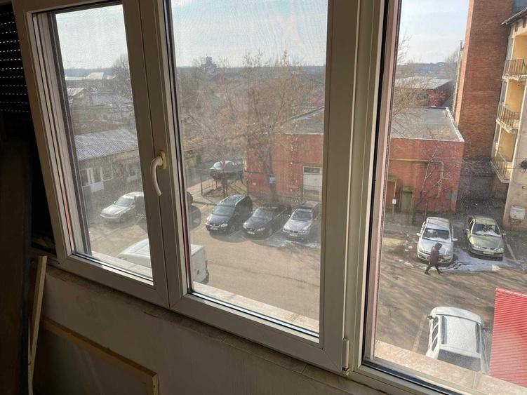Apartament cu 3 camere semidecomandat în Exterior Vest