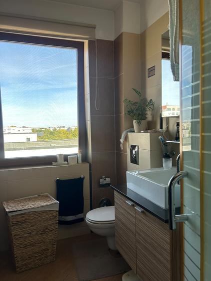 Penthouse cu 3 camere semidecomandat în Herăstrău