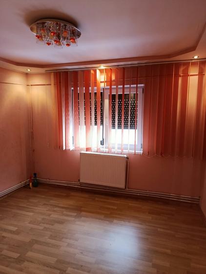 Apartament cu 3 camere decomandat în Buzaului