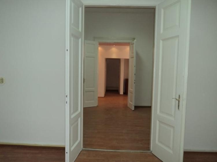 Apartament cu 5 camere semidecomandat în Unirii