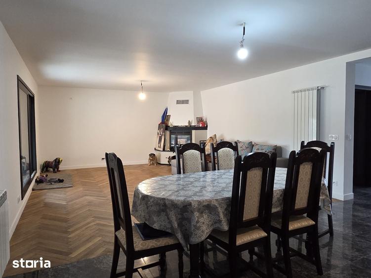 Casă cu 5 camere cu Teren 2867 Mp în Păunești