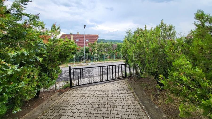 Casă individuală cu 4 camere cu Canalizare în Livezeni