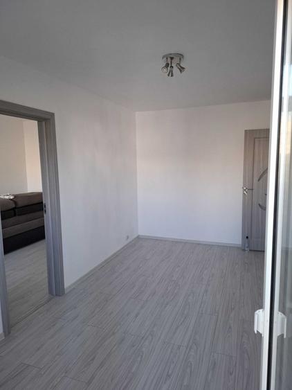 Apartament cu 3 camere semidecomandat în Tomis Nord