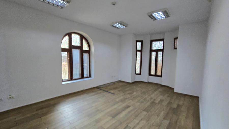 Casă cu 11 camere cu Canalizare în Ultracentral