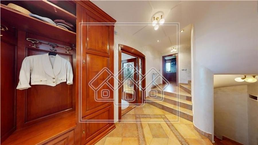 Casă individuală cu 7 camere cu Teren 475 Mp în Ștrand