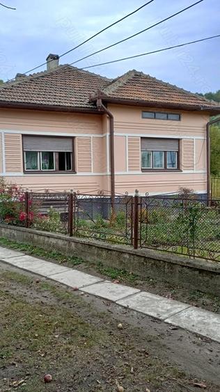 Casă cu 4 camere în Vulcan