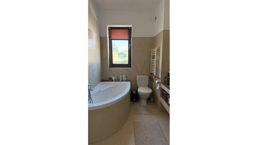 Casă individuală cu 7 camere cu Canalizare în Domenii