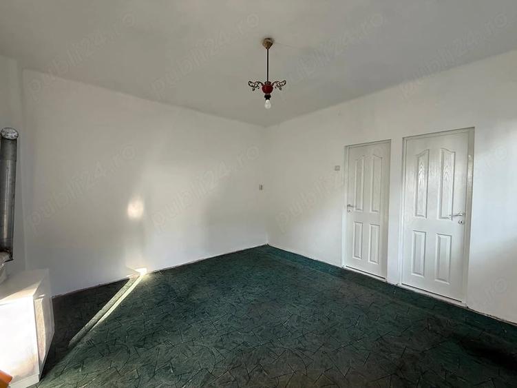 Casă cu 2 camere cu Teren 2530 Mp în Ernei