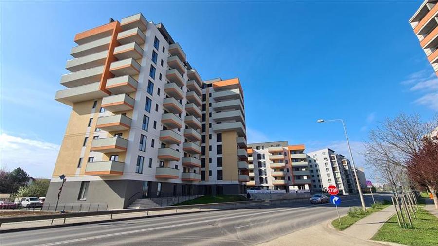 Apartament cu 3 camere nedecomandat în Aradului